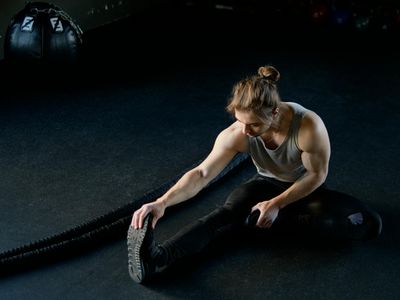 Man focused on his training routine in a gym